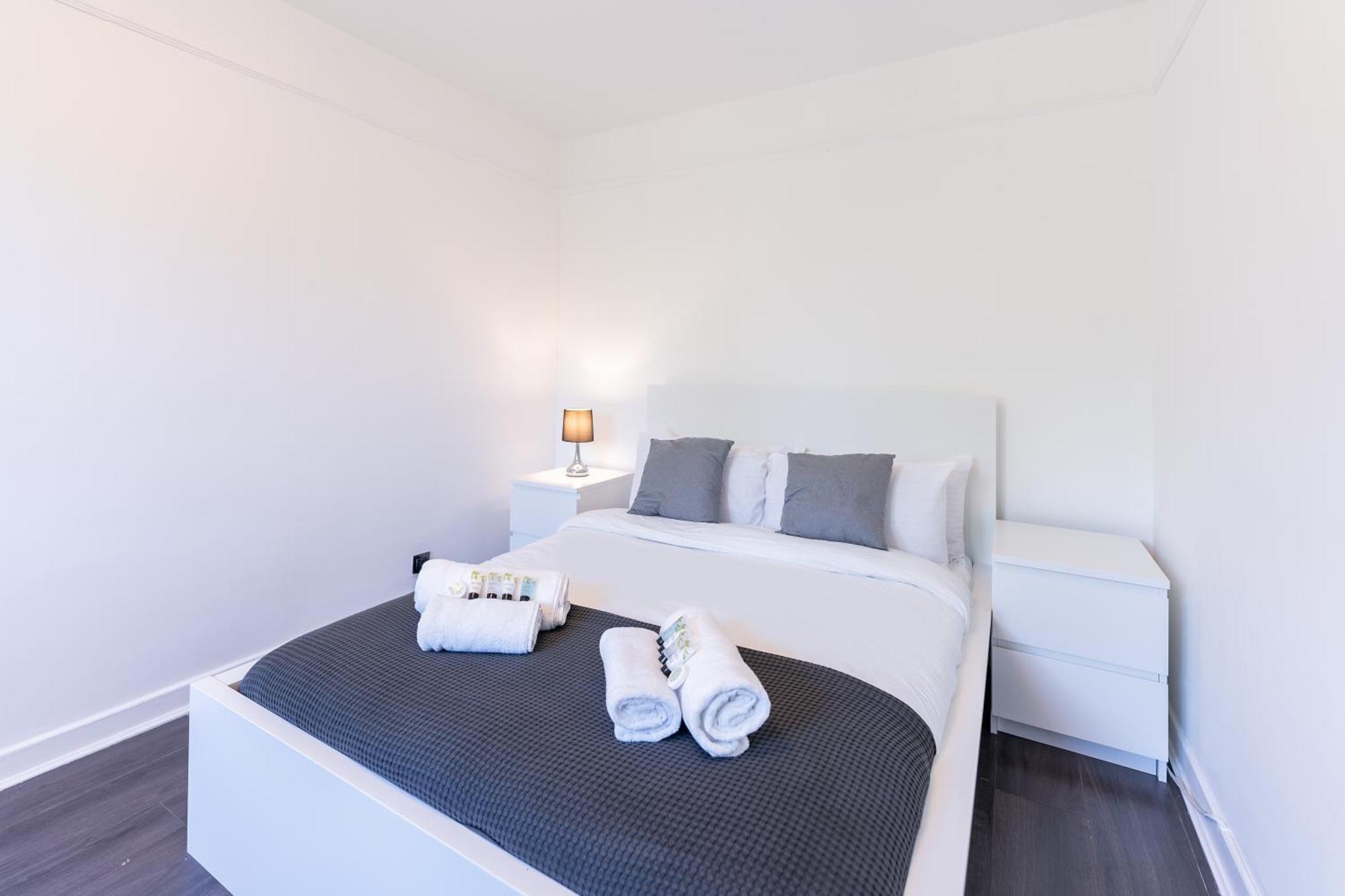 Luxury 3 Bedroom Flat With Balcony In Westbourne Park ลอนดอน ภายนอก รูปภาพ