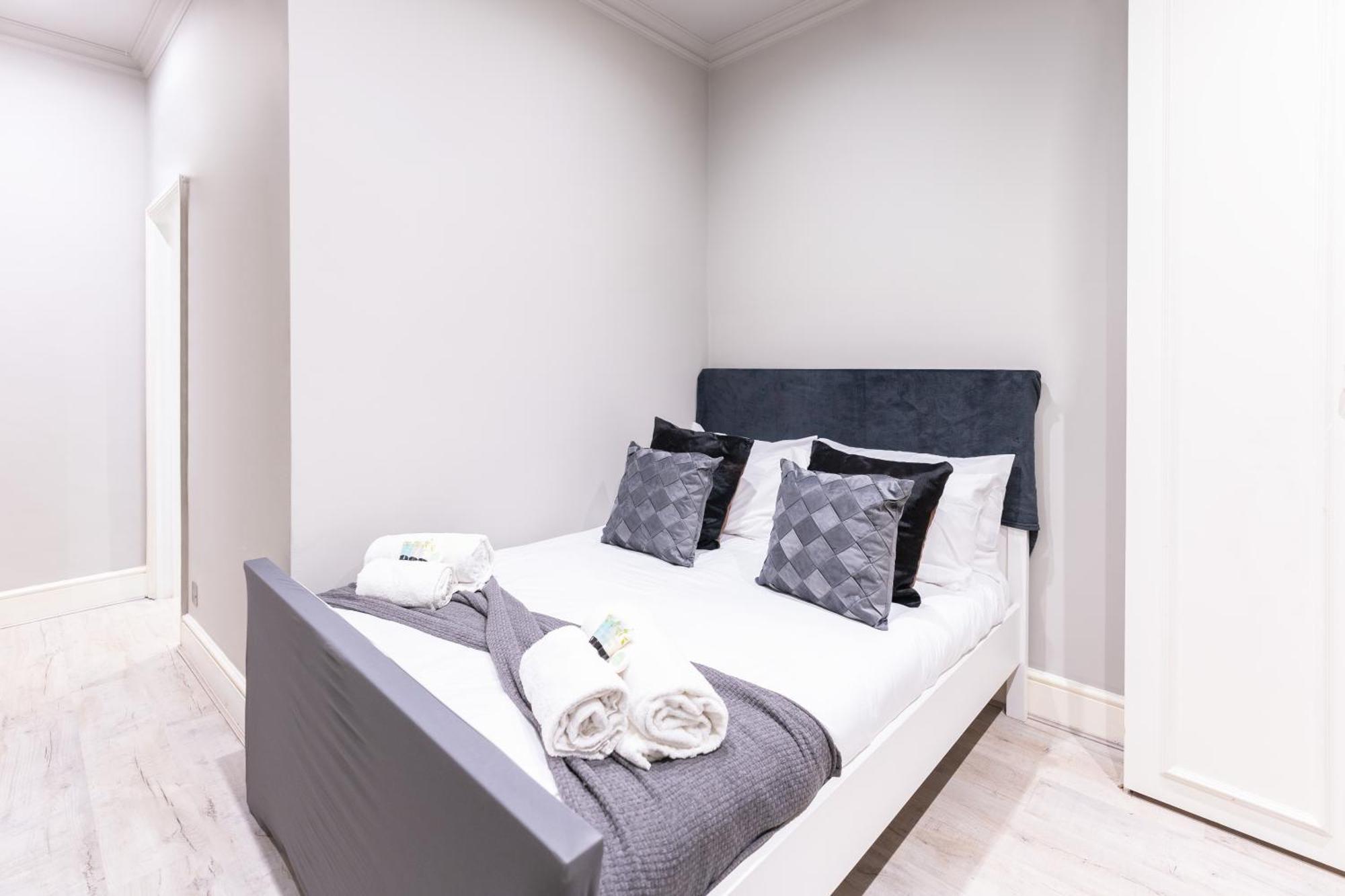 Luxury 3 Bedroom Flat With Balcony In Westbourne Park ลอนดอน ภายนอก รูปภาพ